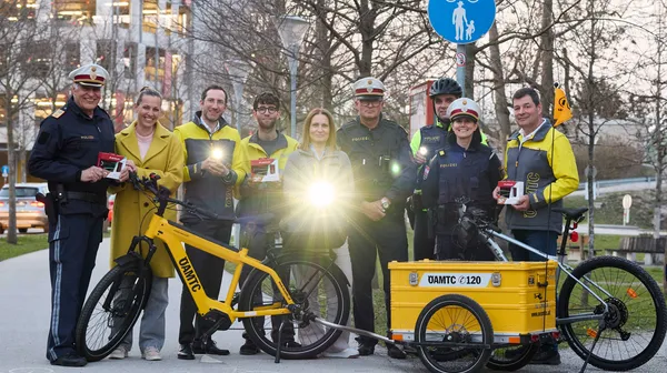 Gruppenfoto von Polizei, Radland NÖ und ÖAMTC bei der Radlichtaktion auf dem Radweg