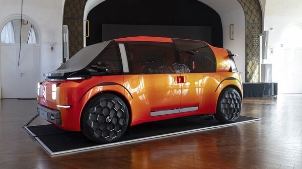 Der Citroen Elo. Er ist Orange, seitlich fotografiert. Er ist sehr futuristisch.