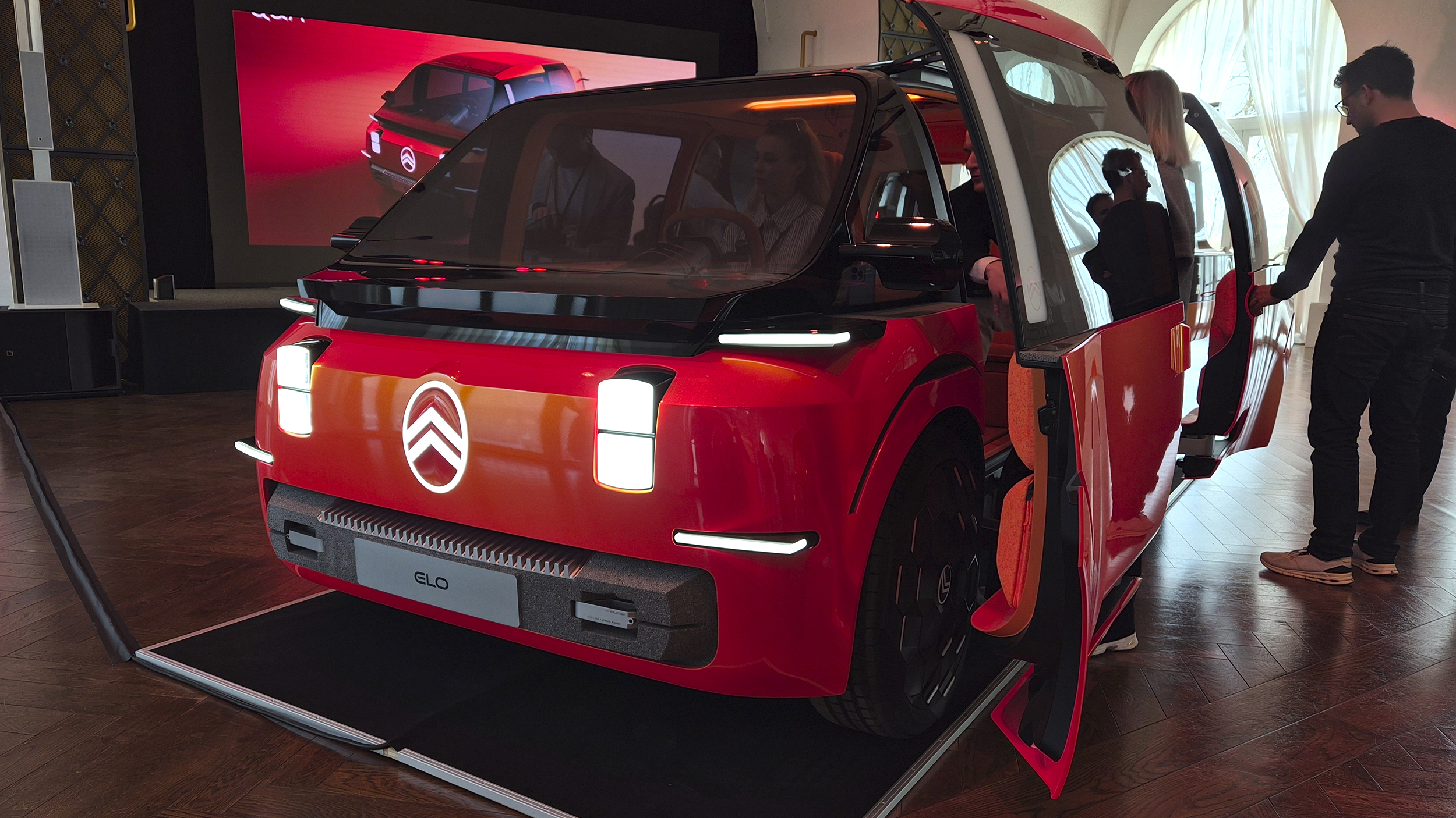 Der Citroen Elo von vorne, die Türen sind geöffnet.