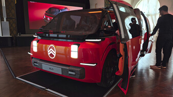 Der Citroen Elo von vorne, die Türen sind geöffnet.