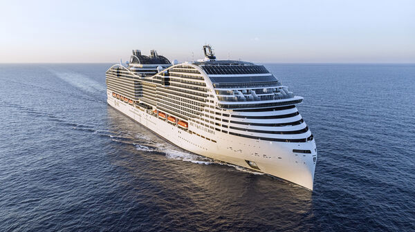 Das Kreuzfahrtschiff MSC World Europa fährt am Meer