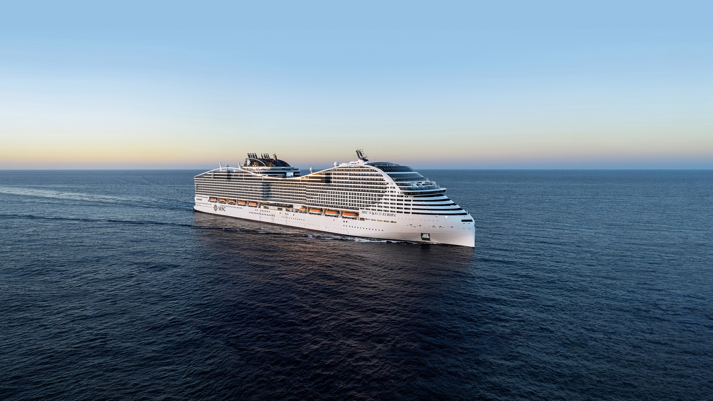 Das Kreuzfahrtschiff MSC World Europa fährt am Meer