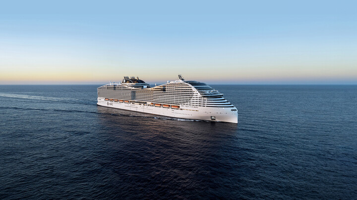 Das Kreuzfahrtschiff MSC World Europa fährt am Meer