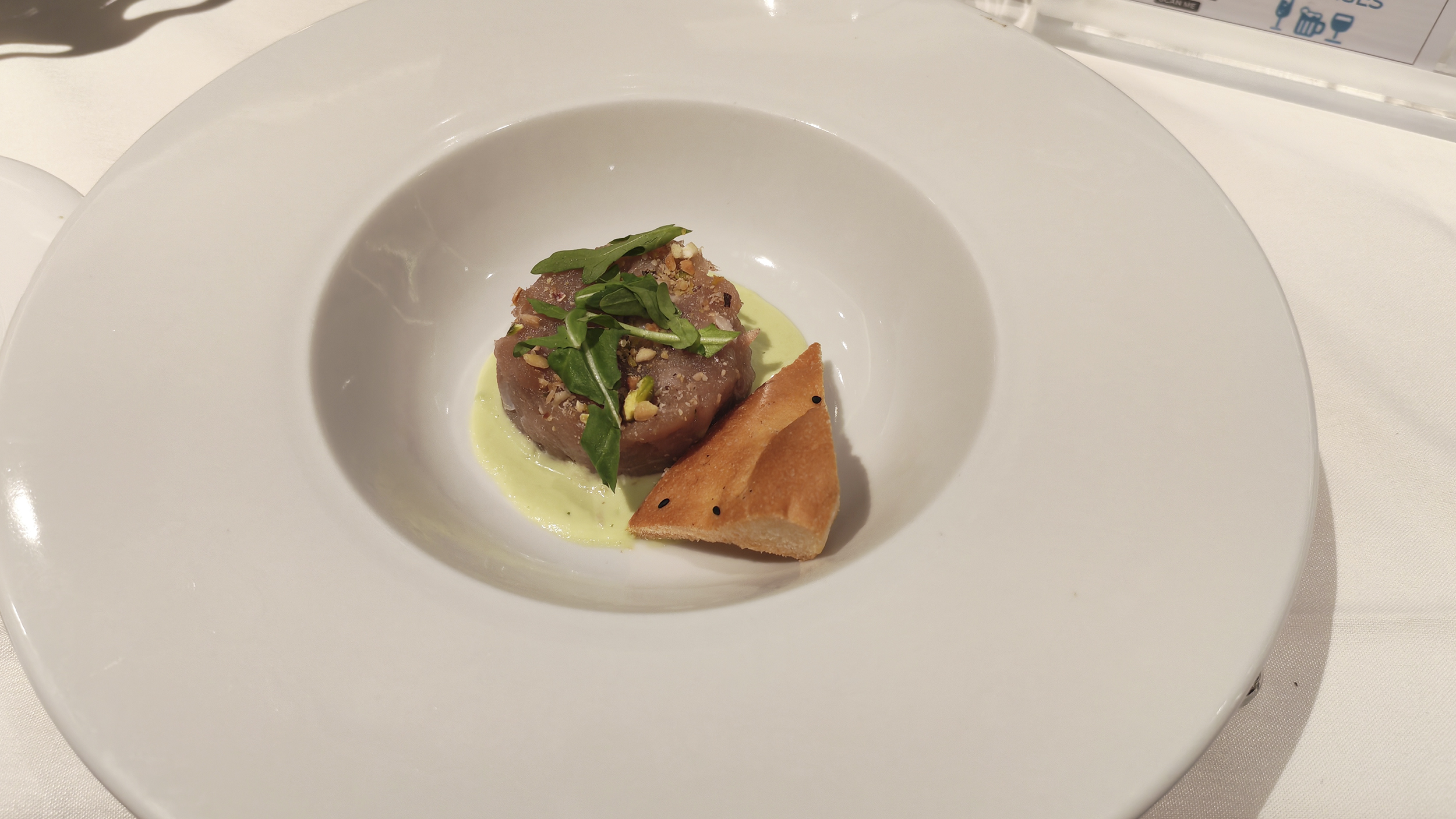 Ein Fischtartar auf der MSC World Europa.