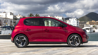 Ein roter Renault Twingo steht in einem Hafenareal.