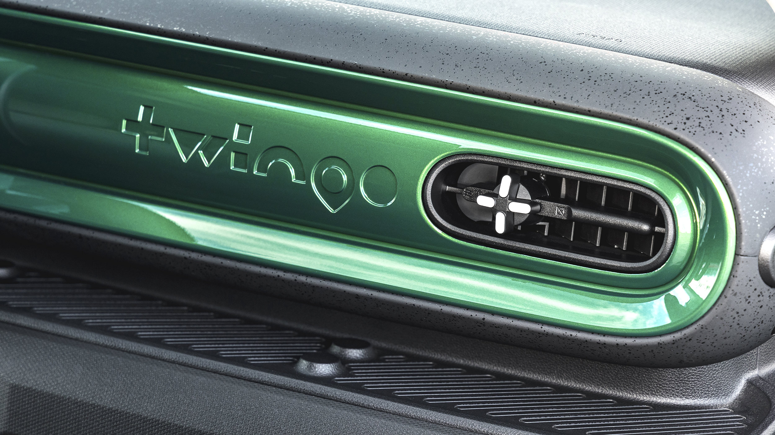 Detailaufnahme der grünen Armaturleiste eines Renault Twingo.
