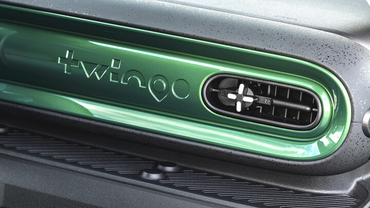 Detailaufnahme der grünen Armaturleiste eines Renault Twingo.