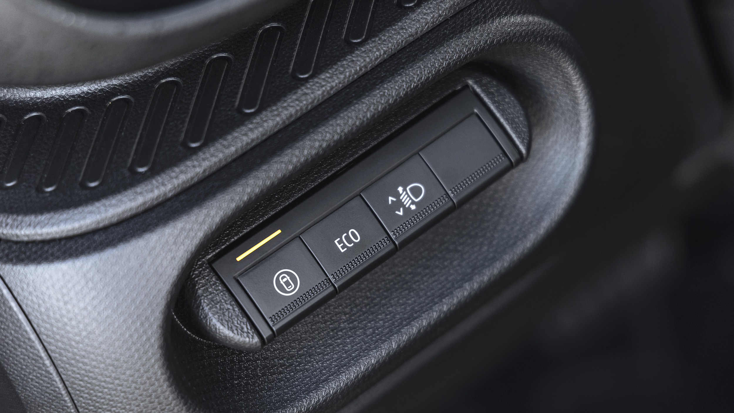 Tasten für Eco-Modus, Scheinwerfer und Assistenzsysteme in einem Renault Twingo.