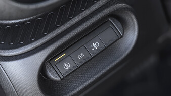 Tasten für Eco-Modus, Scheinwerfer und Assistenzsysteme in einem Renault Twingo.