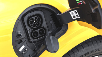Geöffnete Ladebuchse eines gelben Renault Twingo 2026.