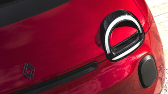 Detailaufnahme des linken Scheinwerfers eines roten Renault Twingo.