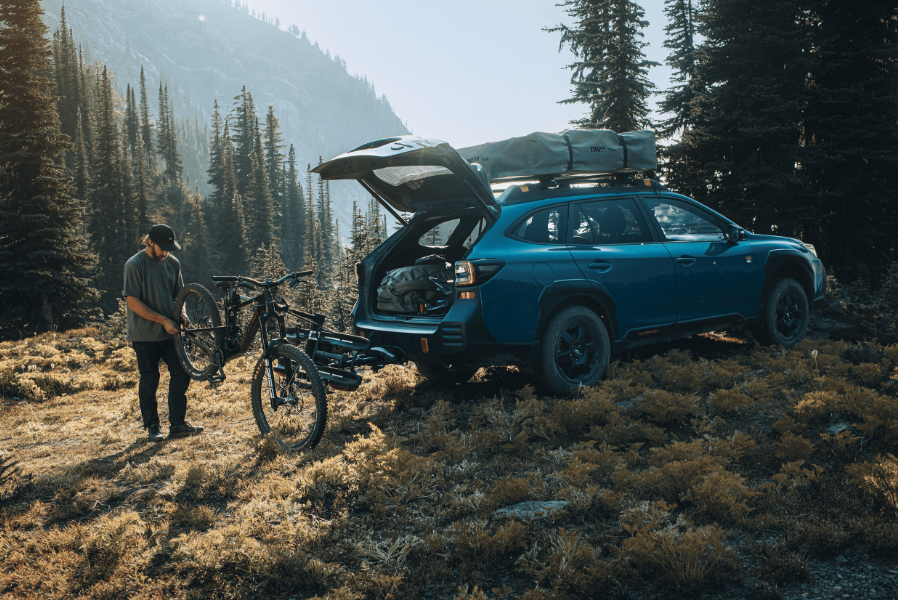 Auto mit Thule Fahrradträger bei Berglandschaft