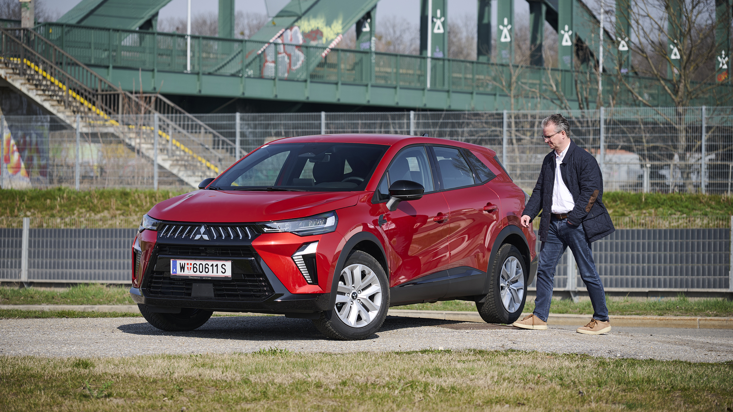 Mitsubishi Grandis in roter Farbe, schräge Ansicht mit Redakteur Christian Stich