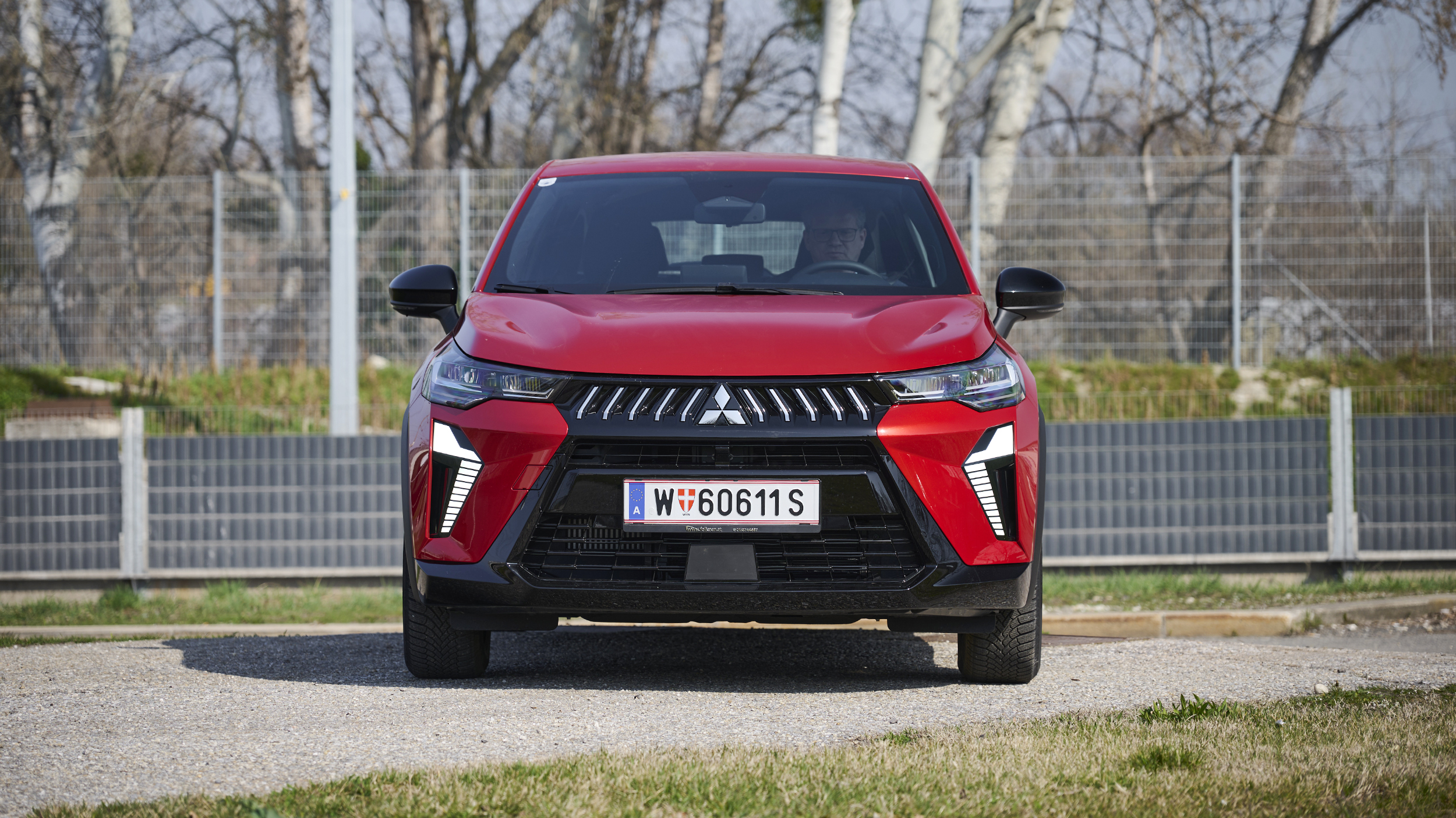 Mitsubishi Grandis in roter Farbe, Aufnahme der Frontansicht