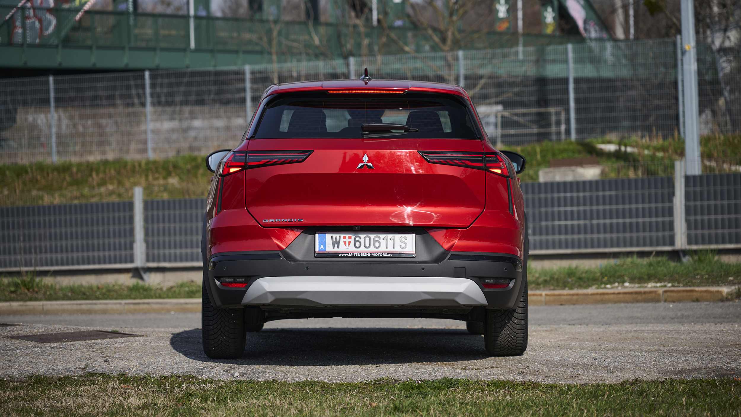 Mitsubishi Grandis in roter Farbe, Aufnahme der Heckansicht