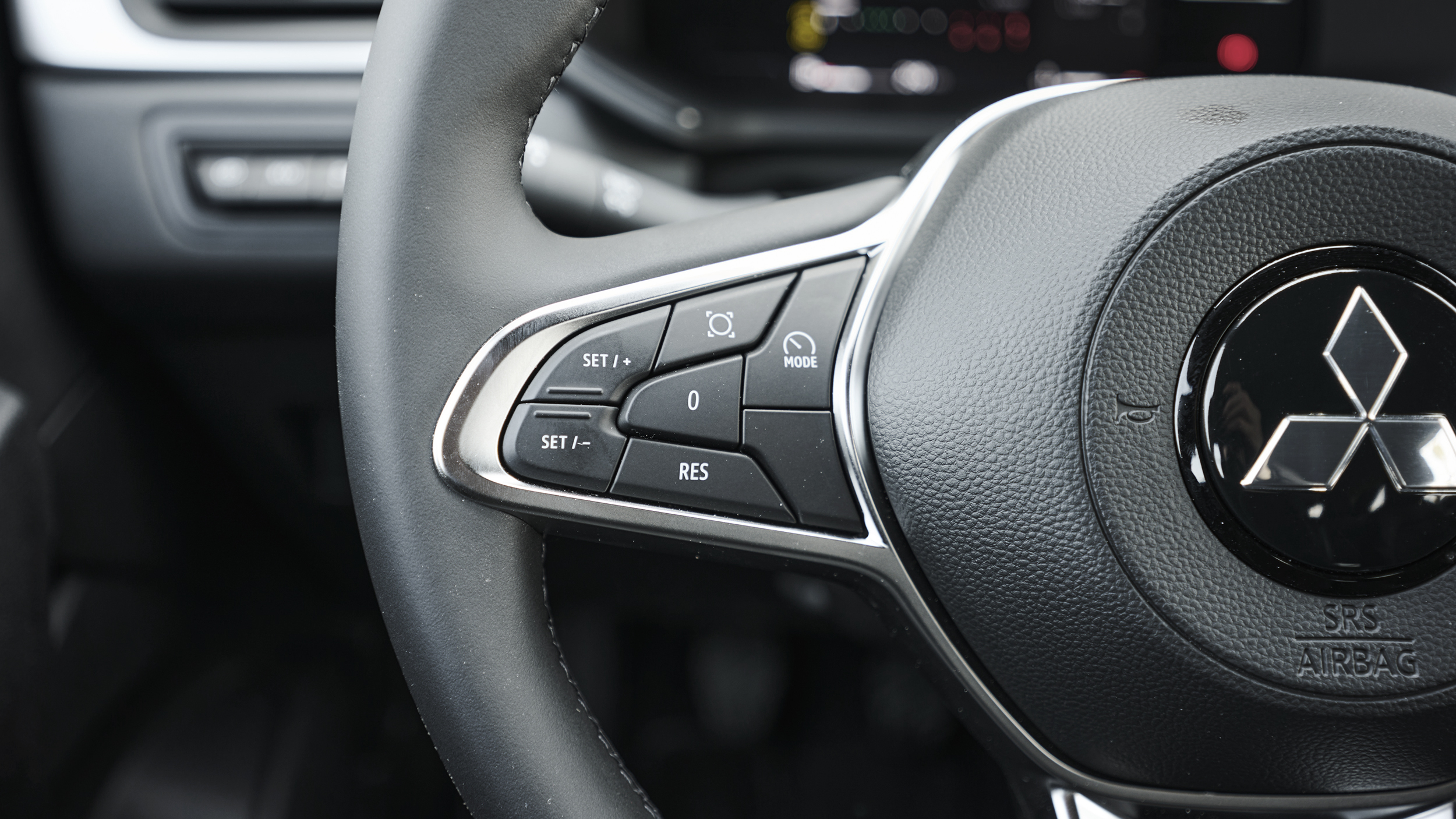 Mitsubishi Grandis, Aufnahme Innenraum,  Schaltfläche am Lenkrad