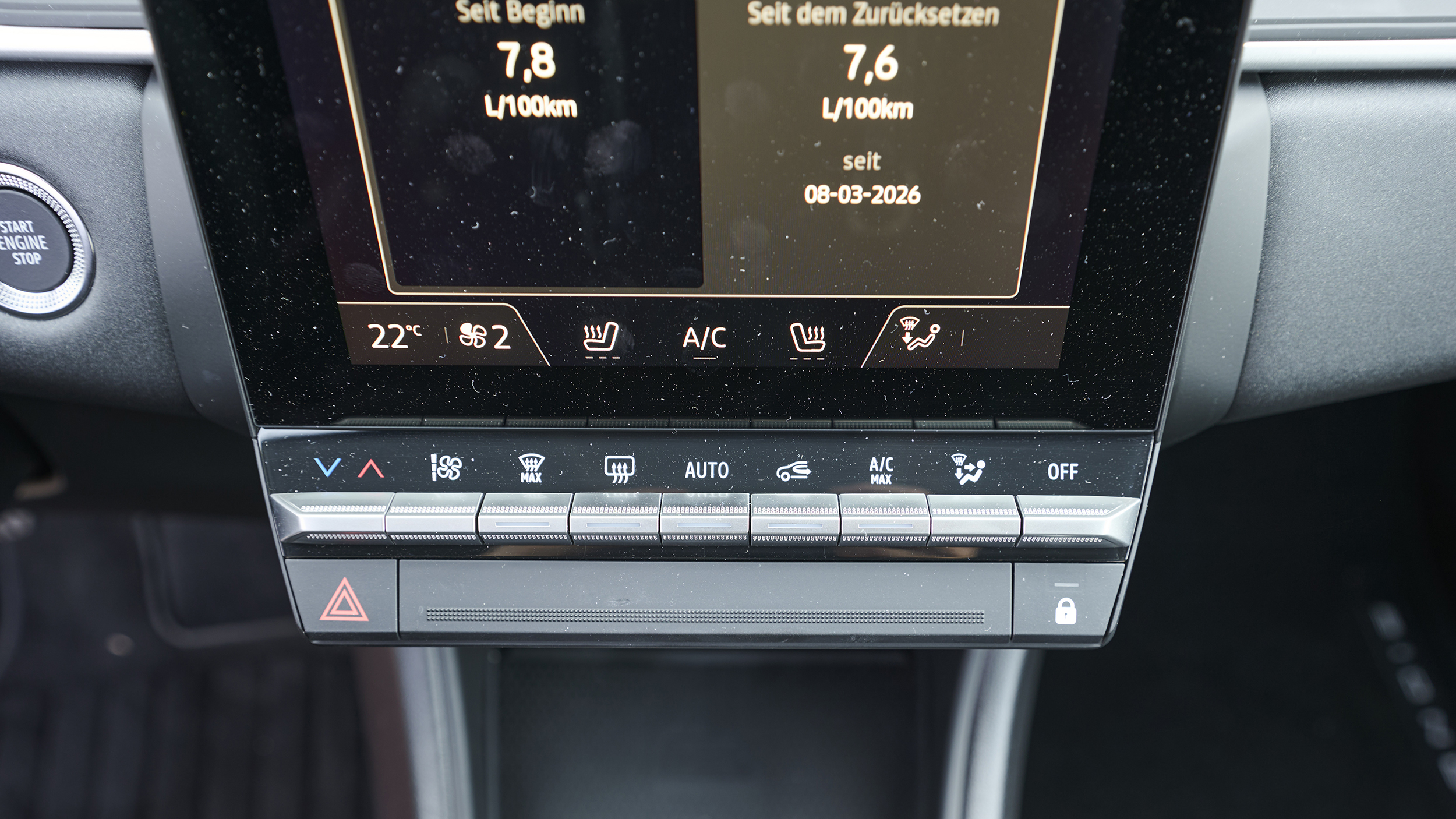 Mitsubishi Grandis, Aufnahme Innenraum, Mittelkonsole mit Display und Funktionstasten