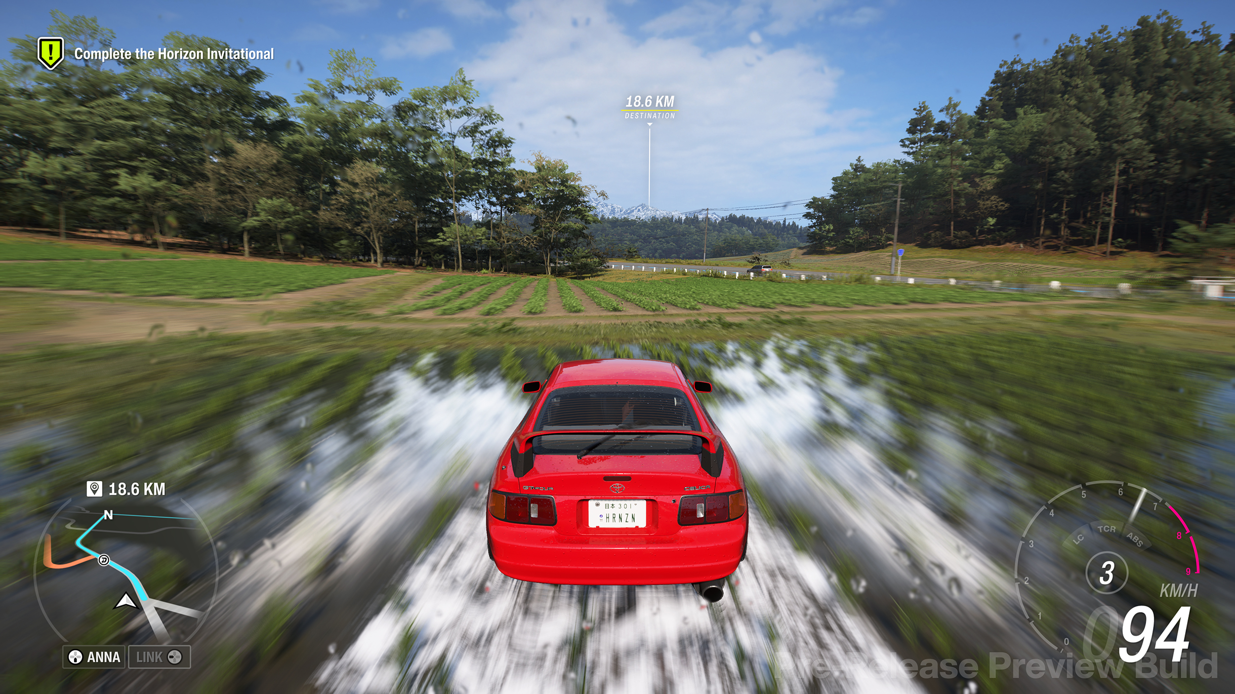 Screenshot aus Forza Horizon 6. Auto fährt durch Reisfelder.