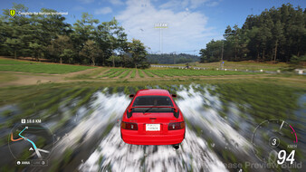 Screenshot aus Forza Horizon 6. Auto fährt durch Reisfelder.