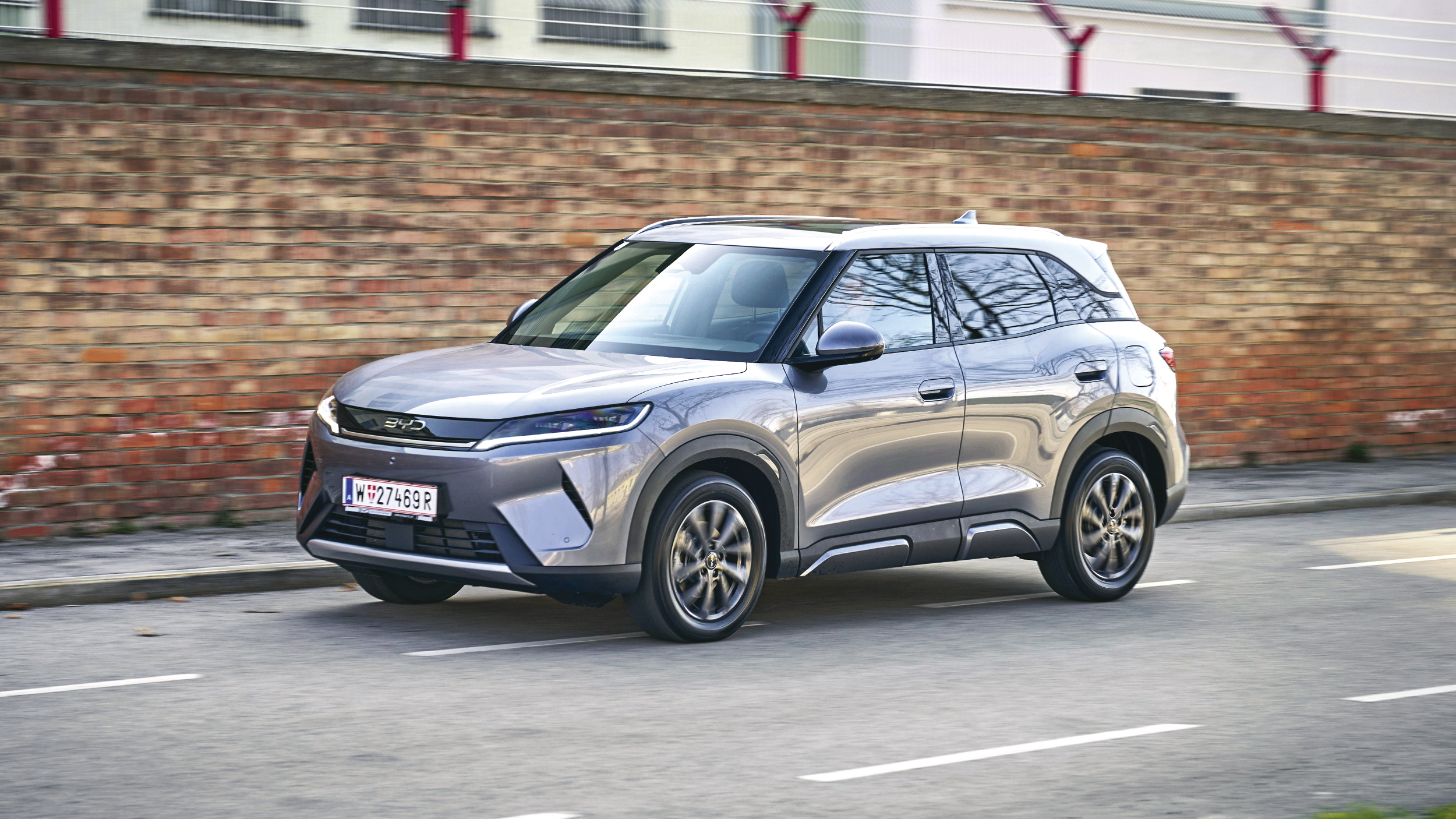 BYD Atto 2,  in grau silber, Aufnahme in Fahrt seitlich auf Fahrerseite
