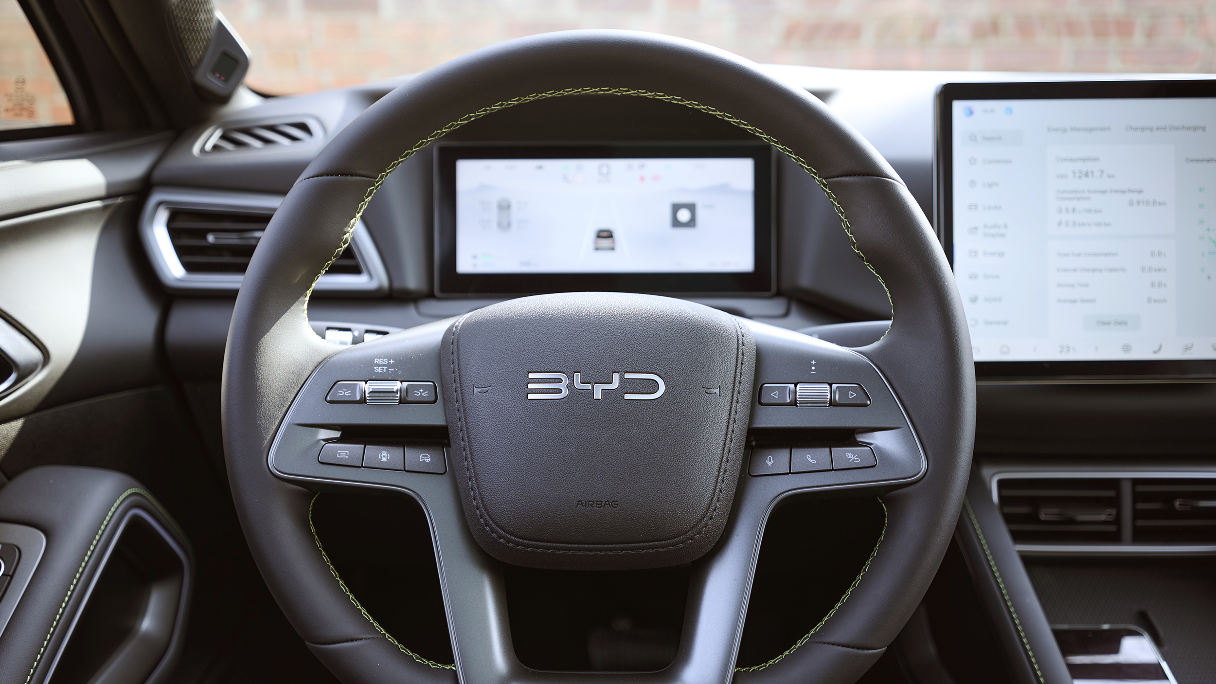 BYD Atto 2,  in grau silber, Aufnahme Innenraum Lenkrad mit Armaturenbrett