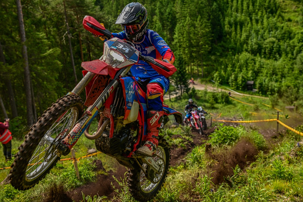 Das Bild zeigt Jan Wunderlich beim Enduro-Fahren.