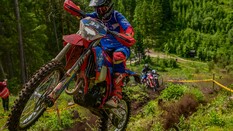 Das Bild zeigt Jan Wunderlich beim Enduro-Fahren.