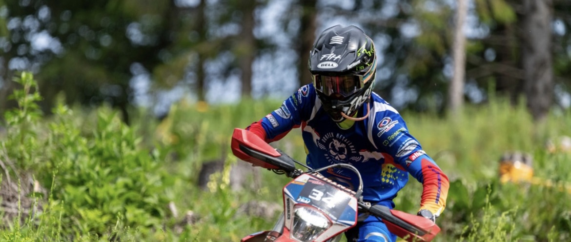 Das Bild zeigt Jan Wunderlich beim Enduor-Fahren