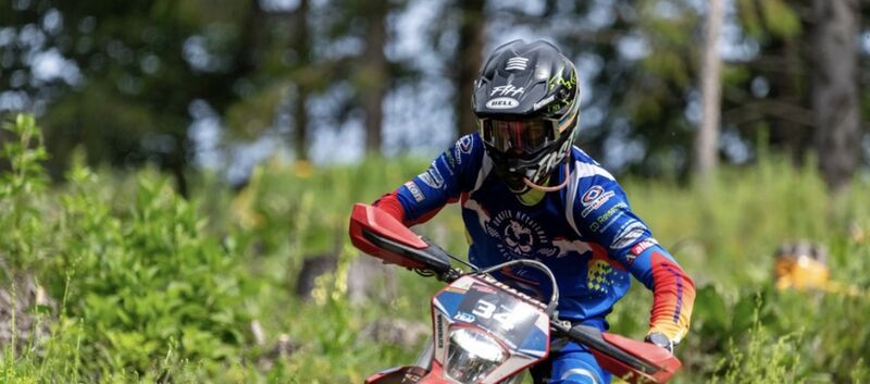 Das Bild zeigt Jan Wunderlich beim Enduor-Fahren