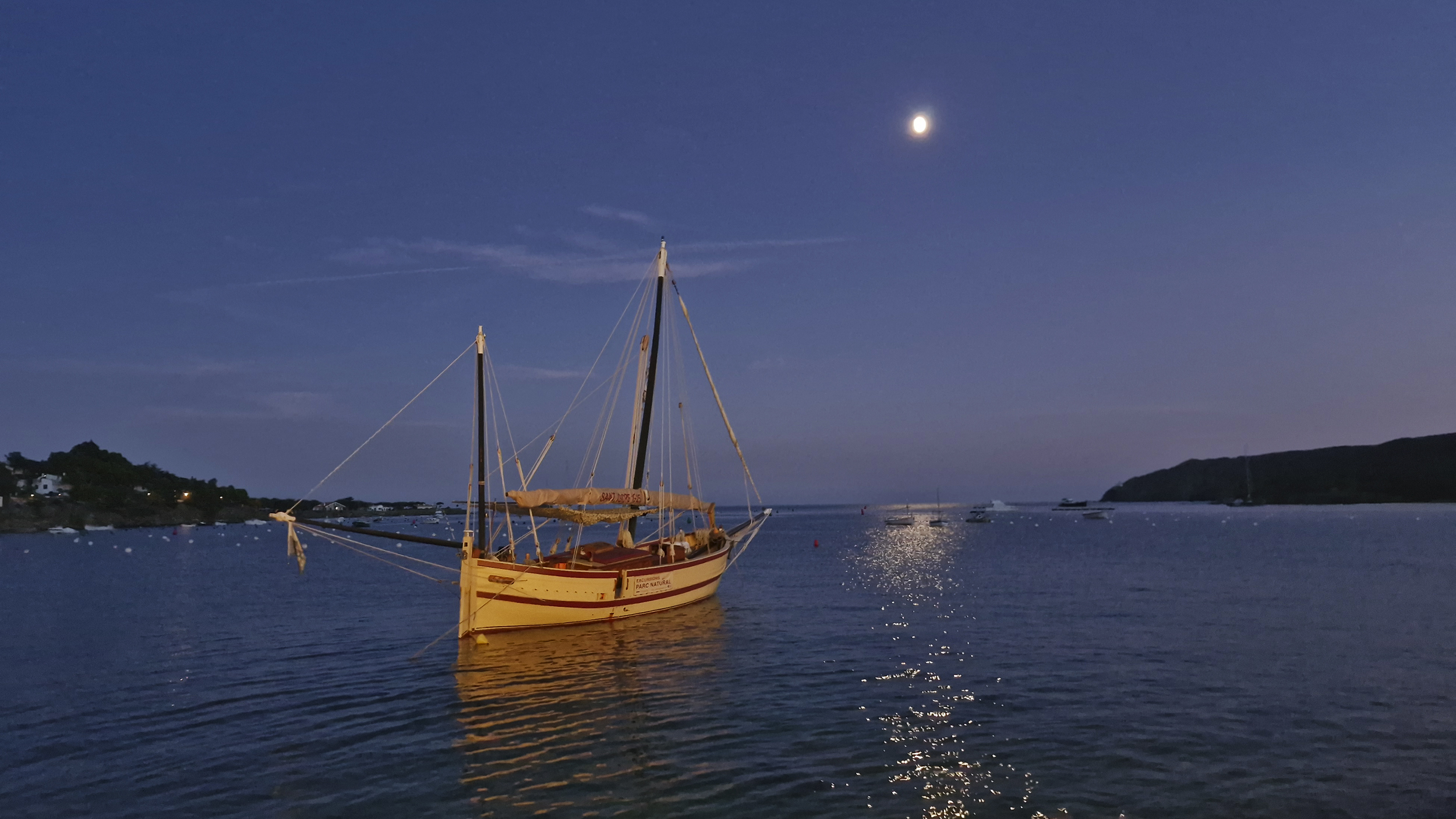 Schiff im Hafen von Cadaques/Spanien bei Nacht.