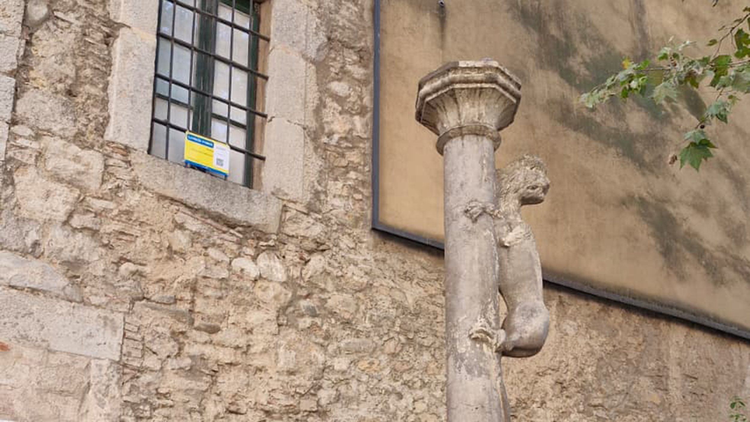 Die Löwinnen-Statue von Girona aus Sandstein.