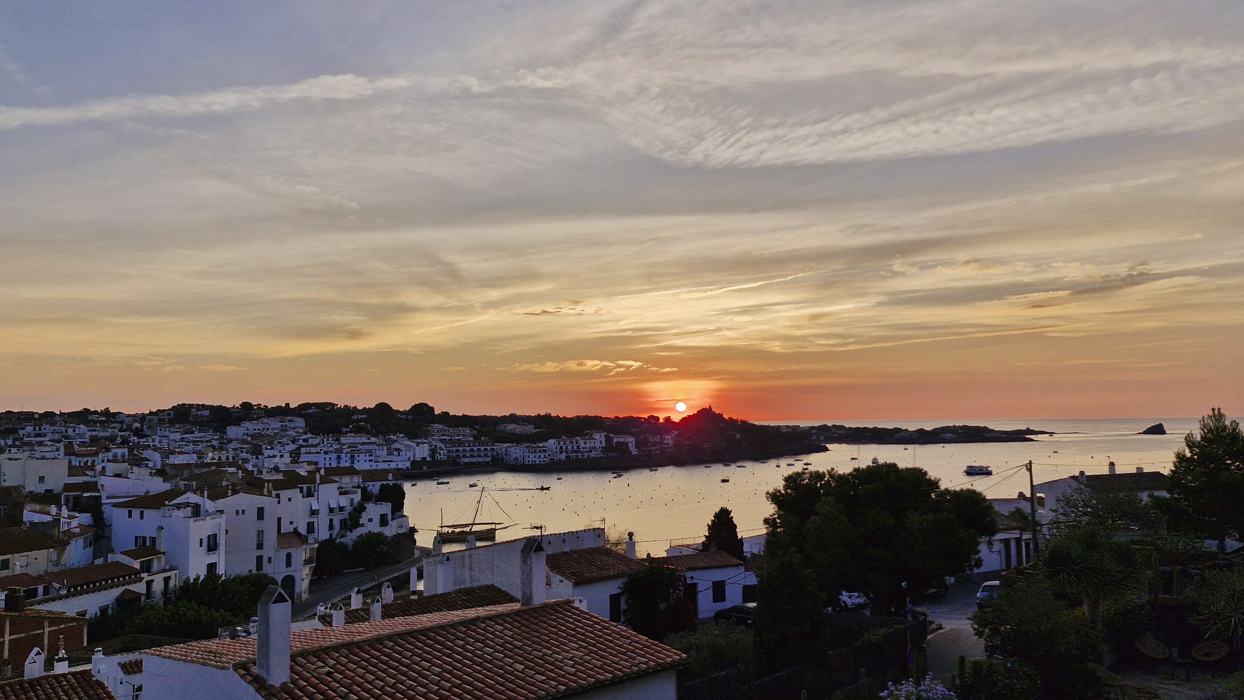 Sonnenaufgang über den Dächern und dem Hafen von Cadaques/Spanien.