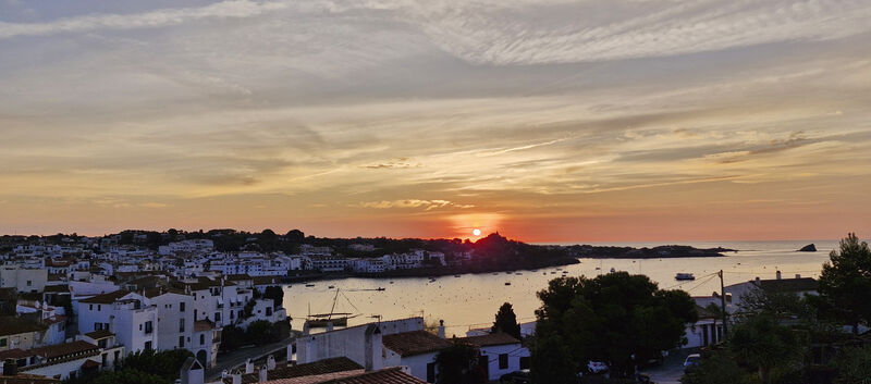 Sonnenaufgang über den Dächern und dem Hafen von Cadaques/Spanien.