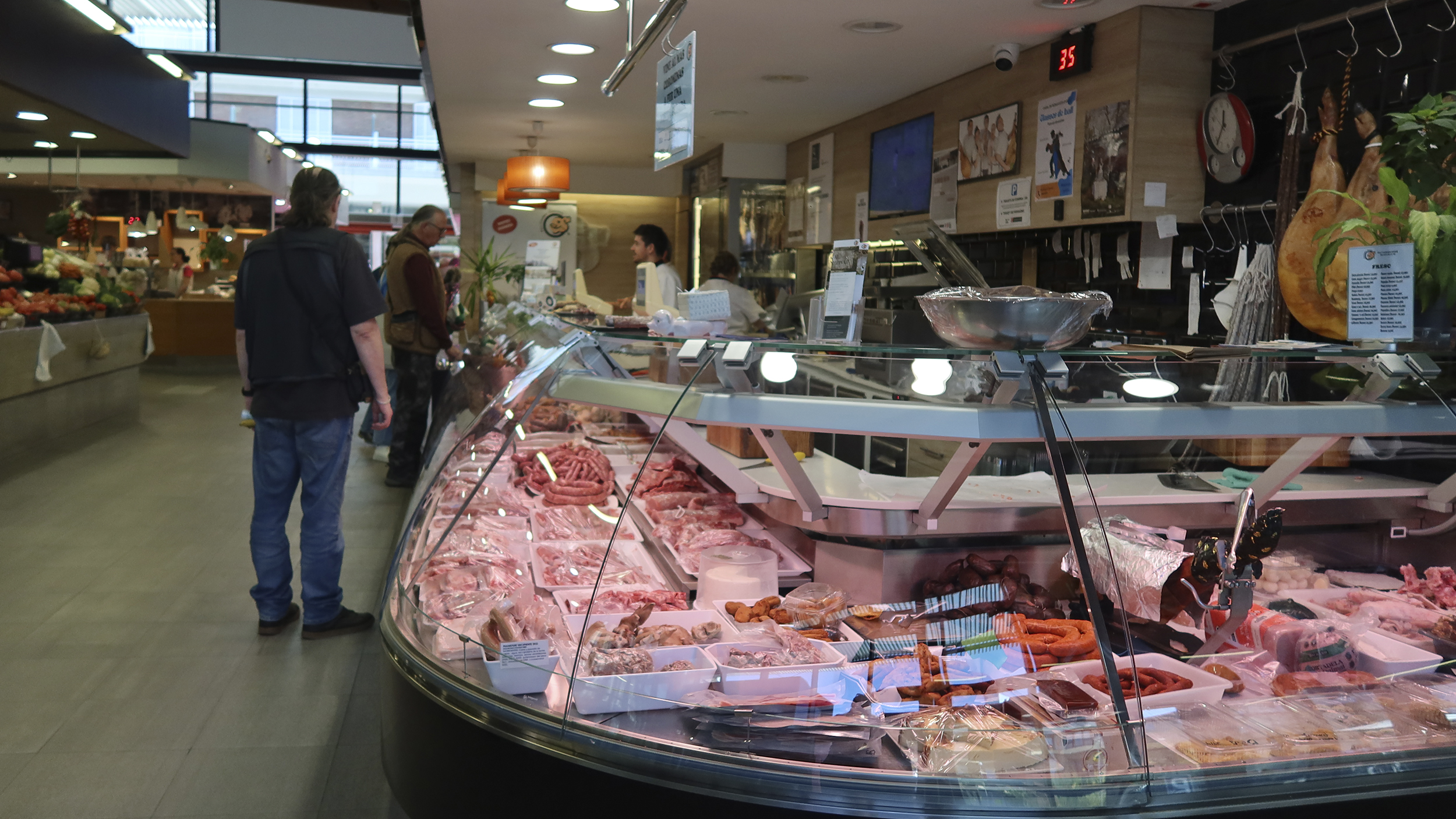 Stadtmarkt in Olot, Fleischtheke.