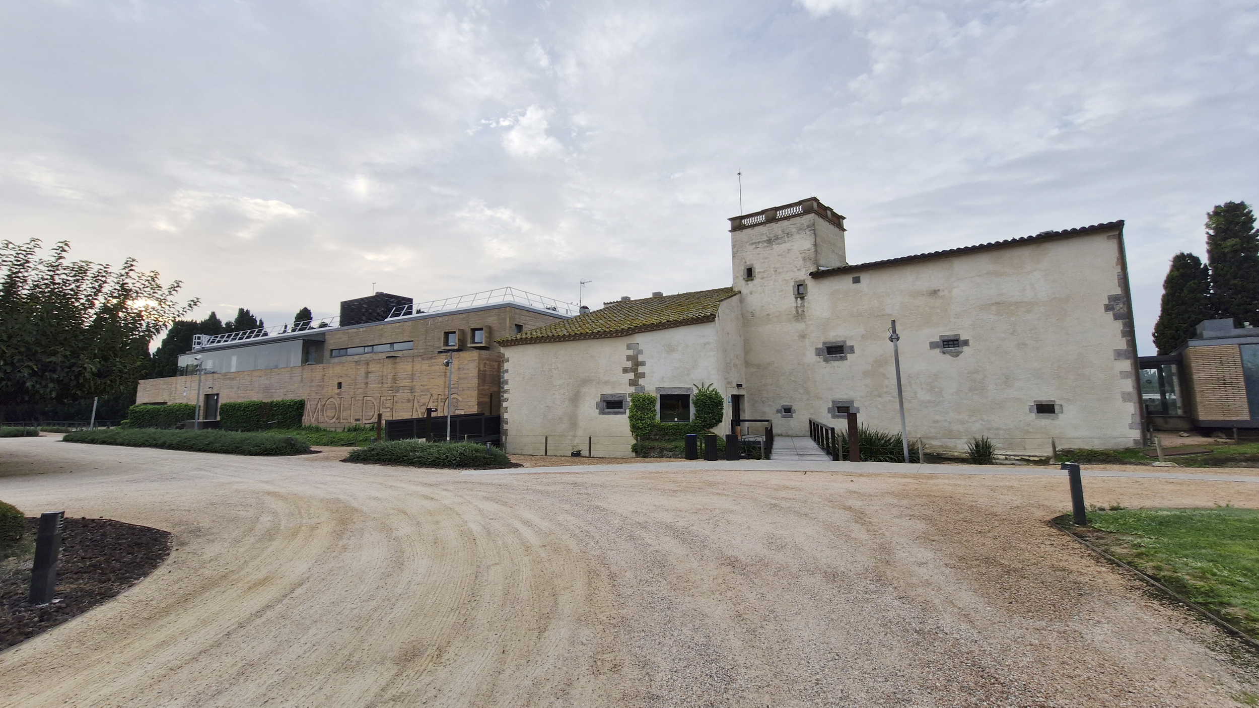 Hotel Moly del Mig von außen, ein umgebautes altes Castell.
