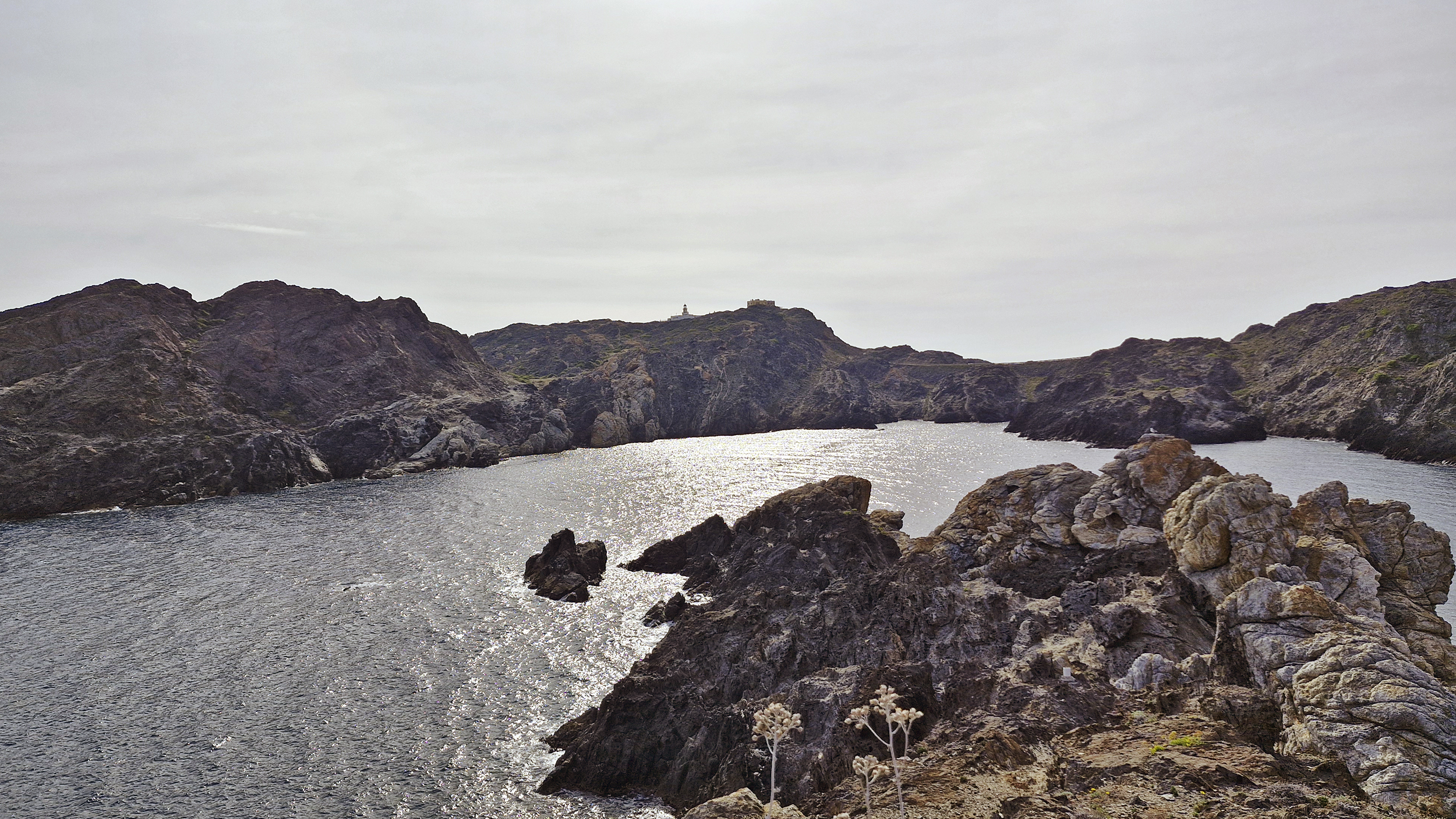 Schroffe Küstenlandschaft am Cap de Creus.