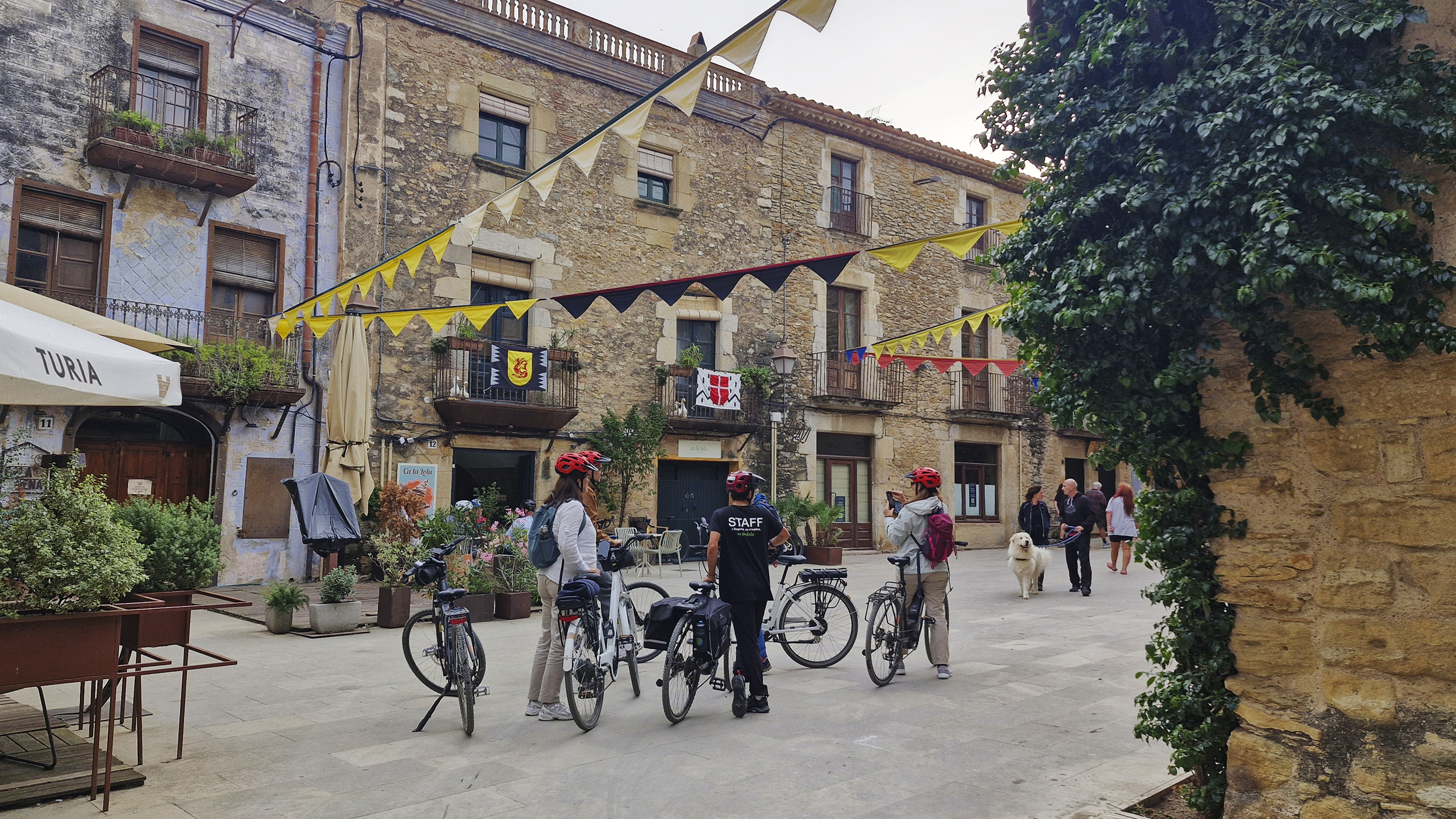 Radtour durch mittelalterliche Stadt in Katalonien.