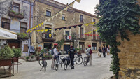 Radtour durch mittelalterliche Stadt in Katalonien.