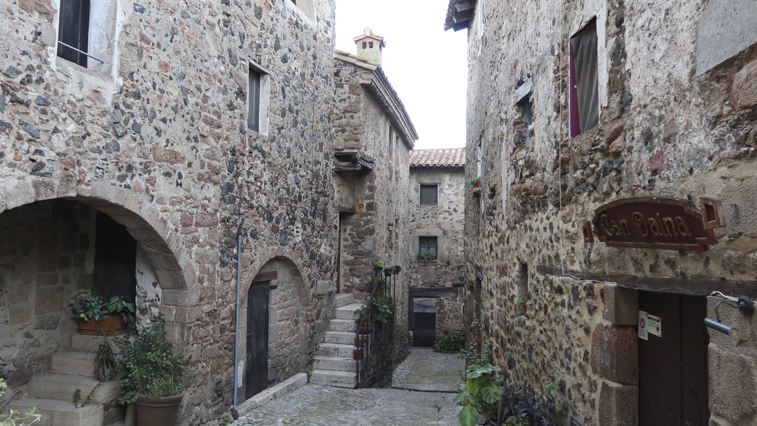 MIttelalterliche Steingebäude in Santa Pau.