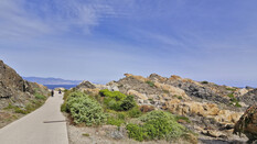 Wanderweg am Cap de Creous Nationalpark, umgeben von schroffer Felslandschaft.