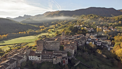 Luftaufnahme der Ortschaft Santa Pau.