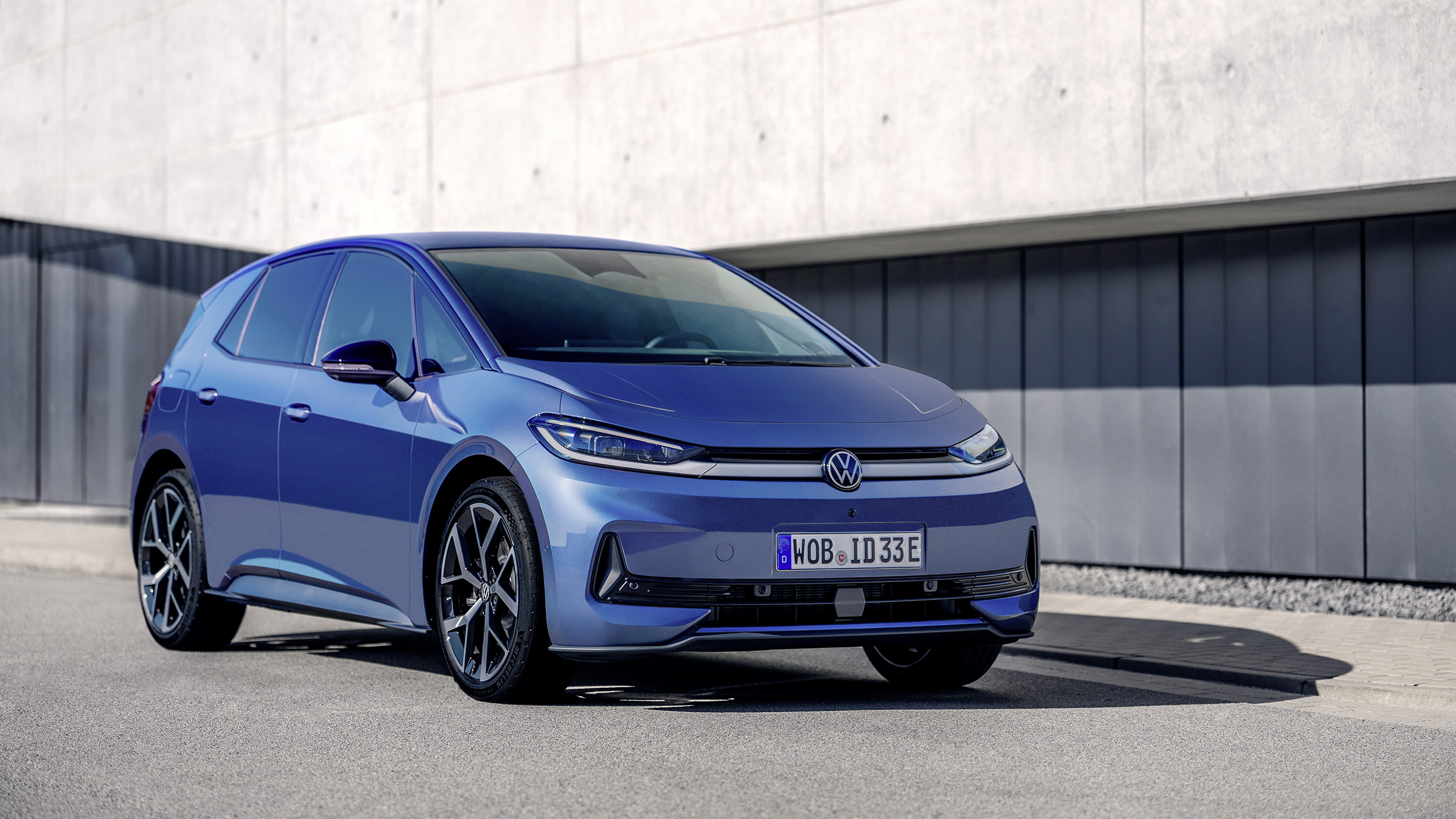 Ein blauer VW ID.3 Neo von schräg vorne