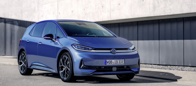 Ein blauer VW ID.3 Neo von schräg vorne