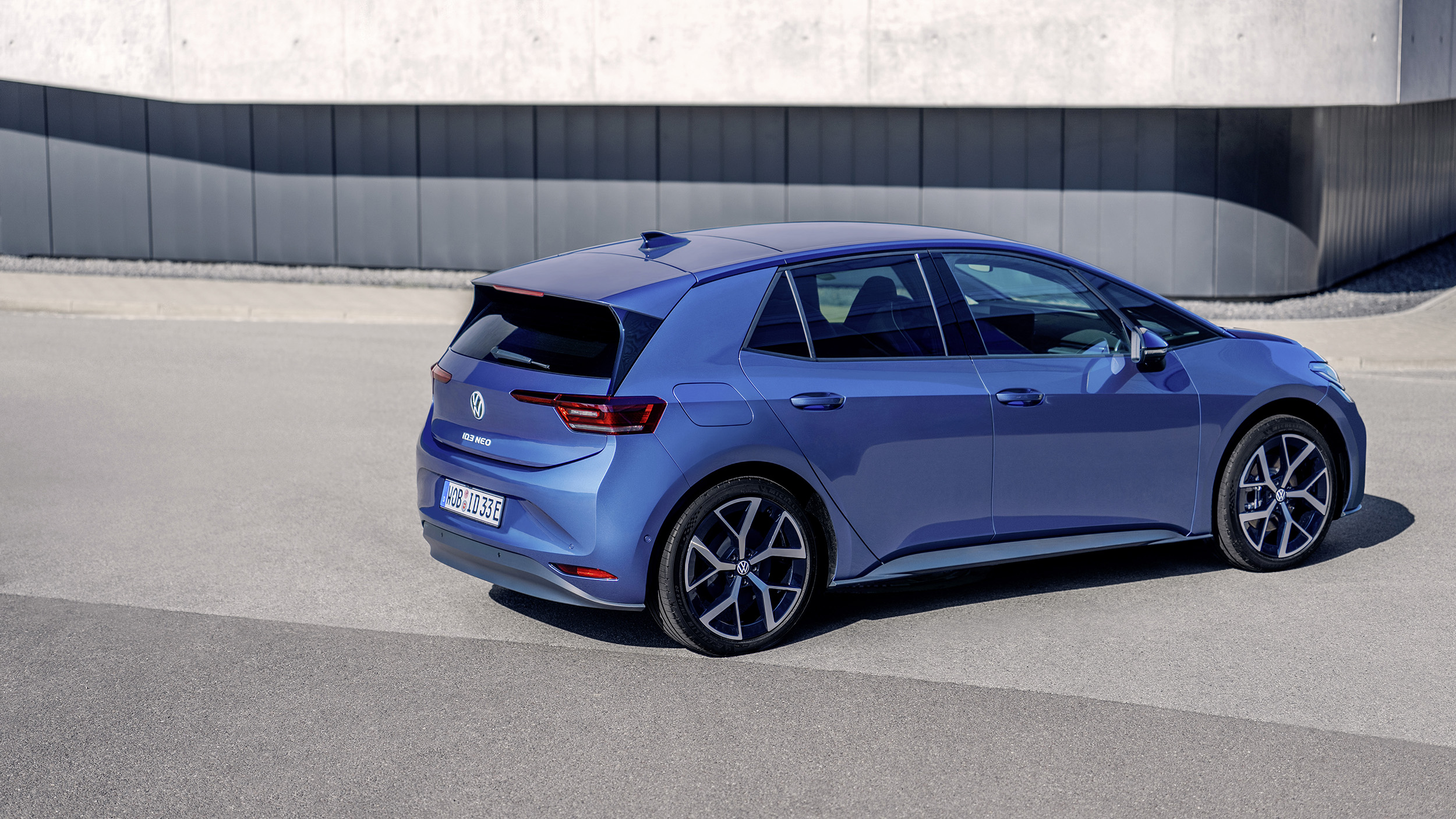 Ein blauer VW ID.3 Neo von schräg hinten