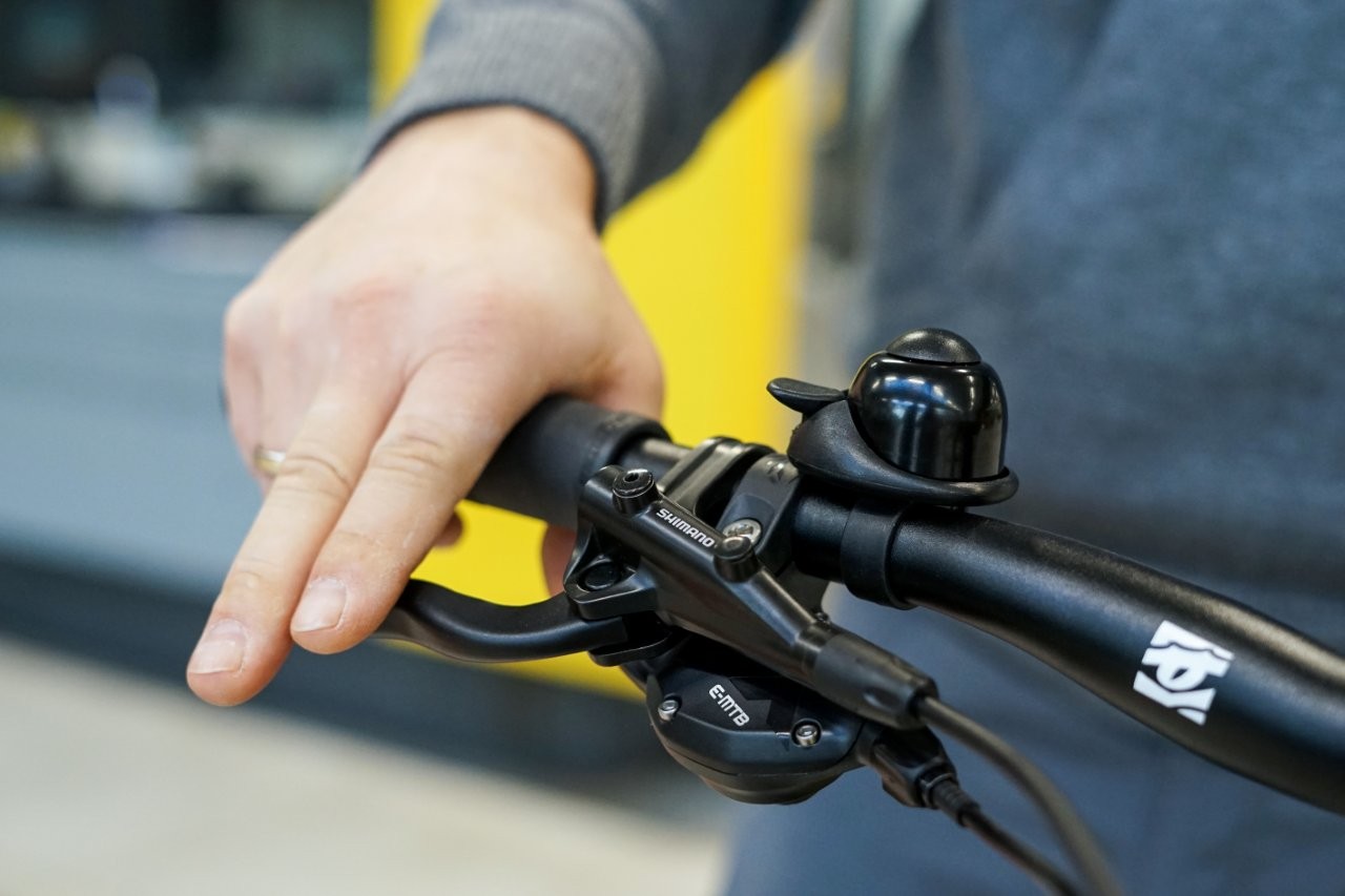 Auf dem Bild sieht man eine Hand, die den Bremsgriff eines Fahrrads bedient.