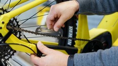 Auf dem Bild sieht man eine Hand die den Abstand der einzelnen Kettenglieder mißt.