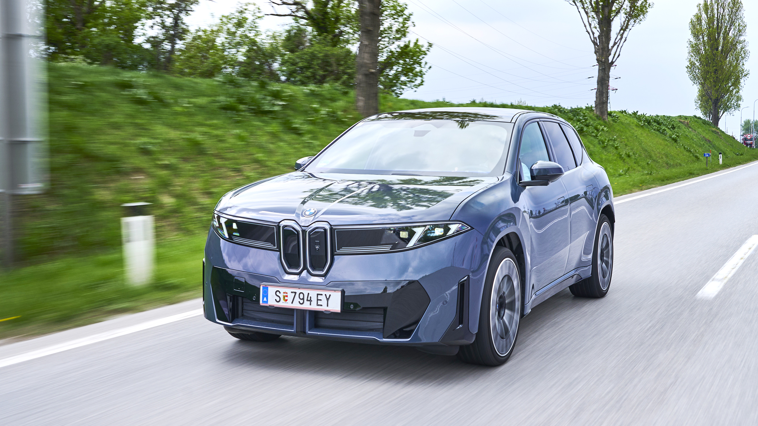 BMW iX3 50 xDrive blau