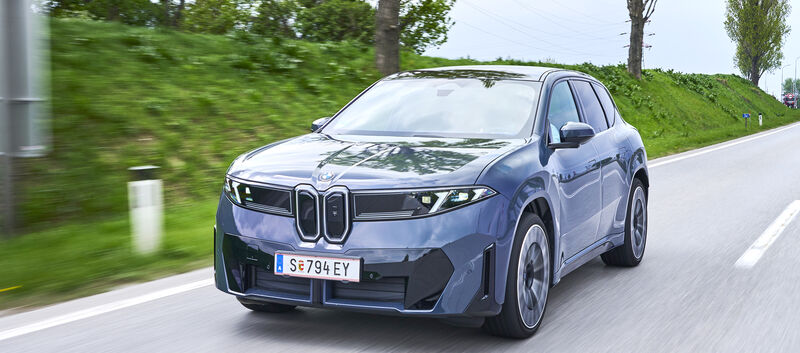 BMW iX3 50 xDrive blau