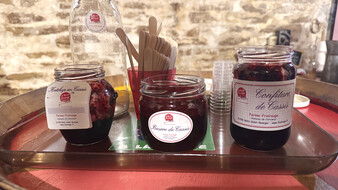 Drei hochwertige Cassis-Produkte im Glas.