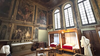 Das ehemalige Hospiz ist heute ein Museum: In diesem Bett wurden früher die Kranken gepflegt.